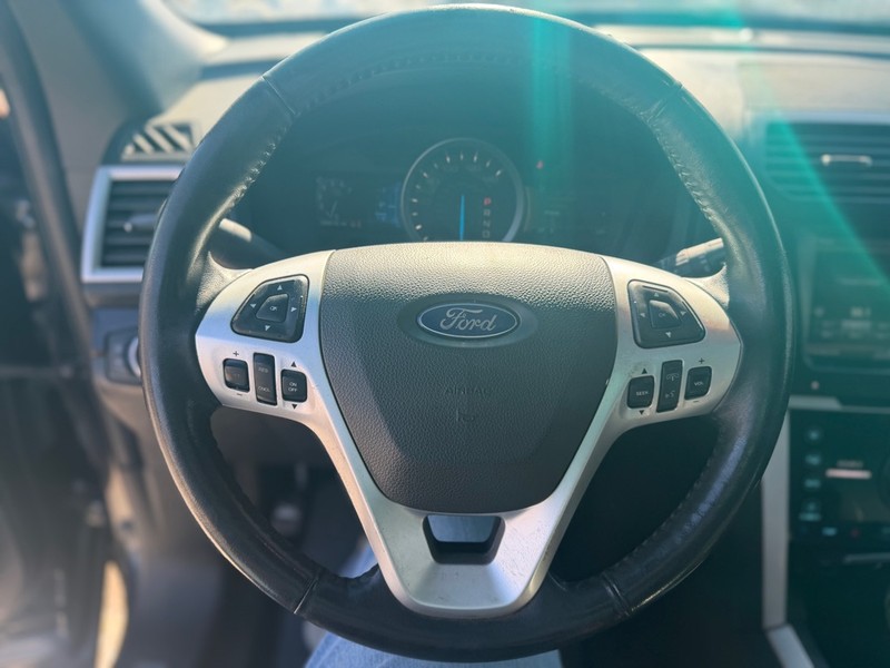 Ford Explorer Vehicle Full-screen Gallery Image 10