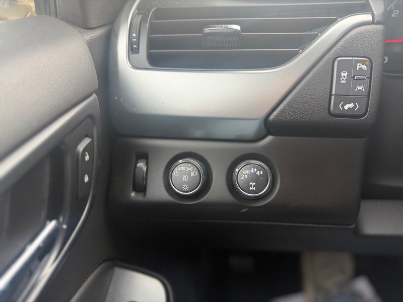 Chevrolet TAHOE Vehicle Full-screen Gallery Image 12