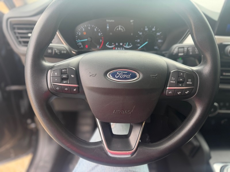 Ford Escape Vehicle Full-screen Gallery Image 9