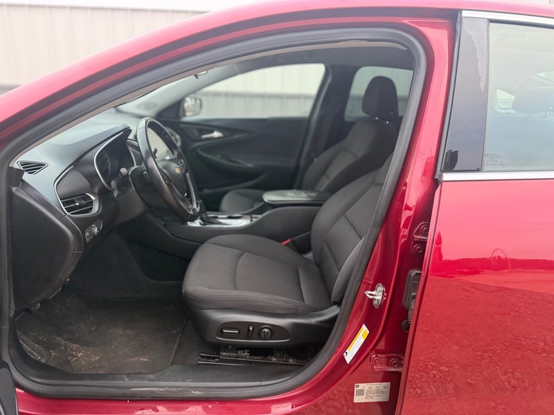 Chevrolet Malibu Vehicle Full-screen Gallery Image 6