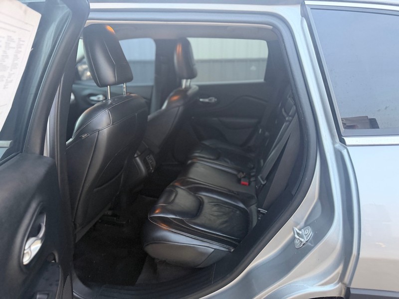 Jeep Cherokee Vehicle Full-screen Gallery Image 5