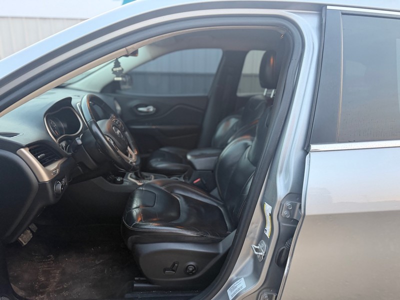 Jeep Cherokee Vehicle Full-screen Gallery Image 6