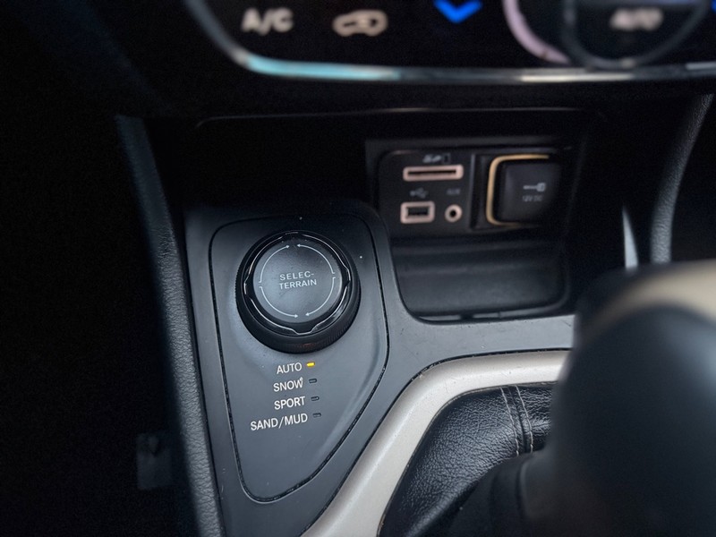 Jeep Cherokee Vehicle Full-screen Gallery Image 9