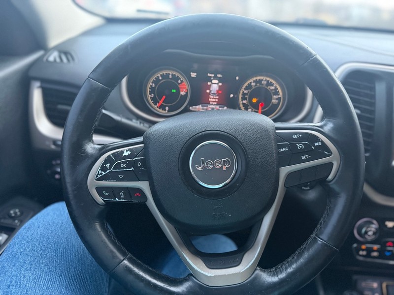 Jeep Cherokee Vehicle Full-screen Gallery Image 10