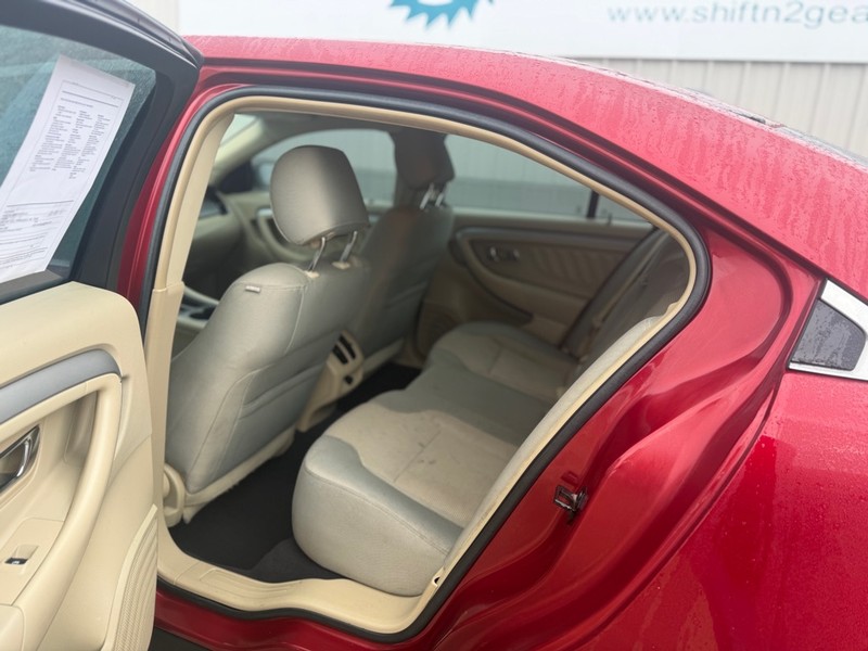 Ford Taurus Vehicle Full-screen Gallery Image 5