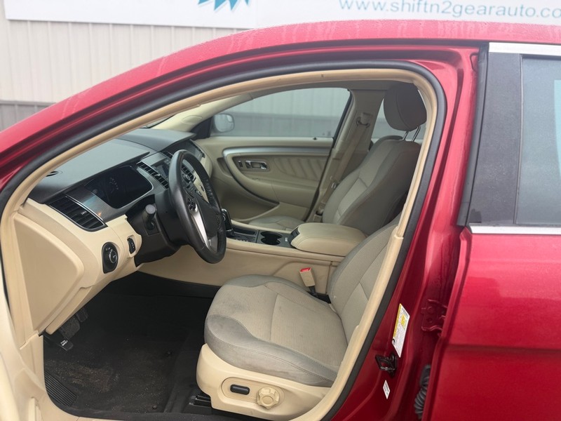 Ford Taurus Vehicle Full-screen Gallery Image 6