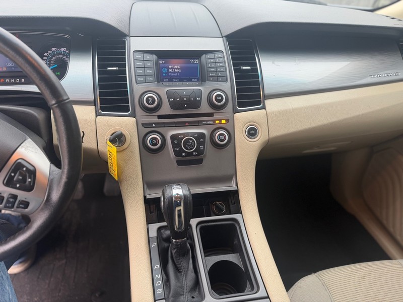 Ford Taurus Vehicle Full-screen Gallery Image 7