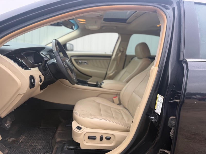 Ford Taurus Vehicle Full-screen Gallery Image 6