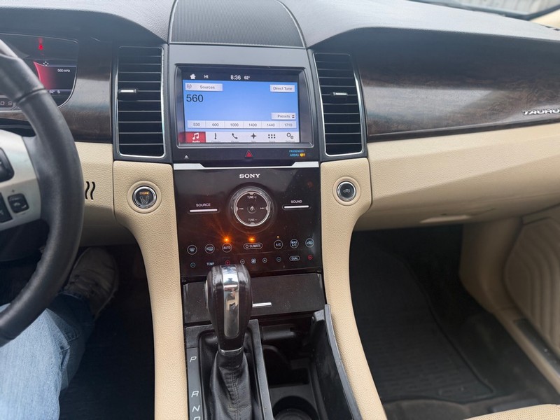 Ford Taurus Vehicle Full-screen Gallery Image 7