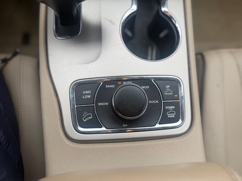 Jeep GRAND CHEROKEE Vehicle Full-screen Gallery Image 10