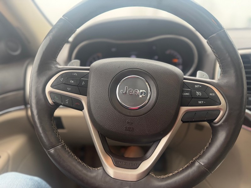 Jeep GRAND CHEROKEE Vehicle Full-screen Gallery Image 11