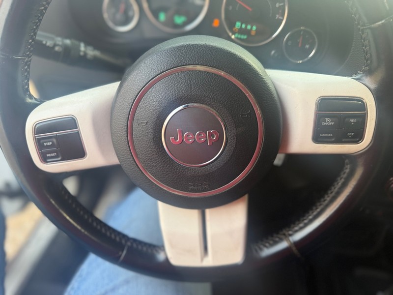 Jeep Wrangler Unlimited Vehicle Full-screen Gallery Image 9