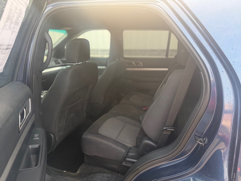 Ford Explorer Vehicle Full-screen Gallery Image 6