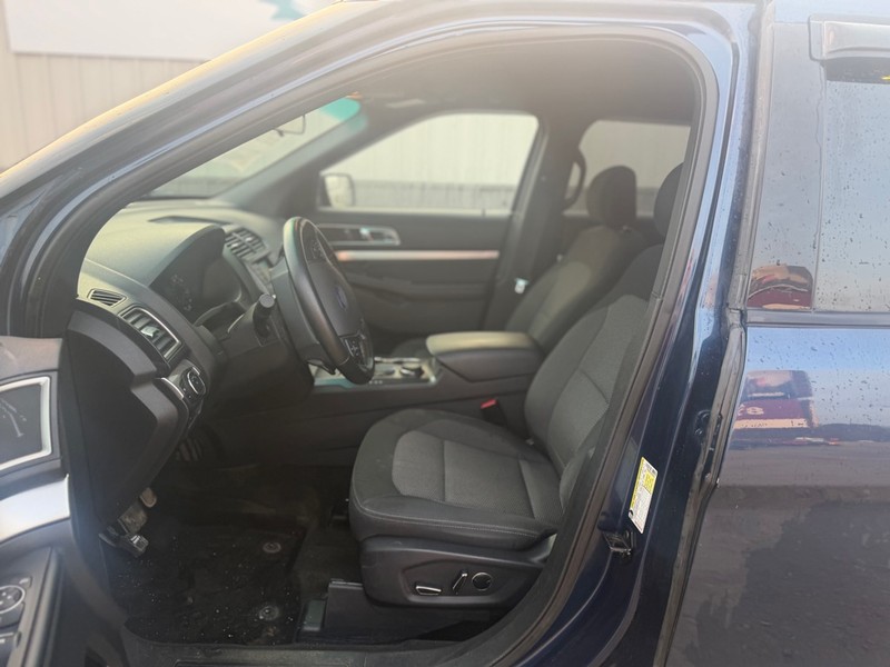 Ford Explorer Vehicle Full-screen Gallery Image 7