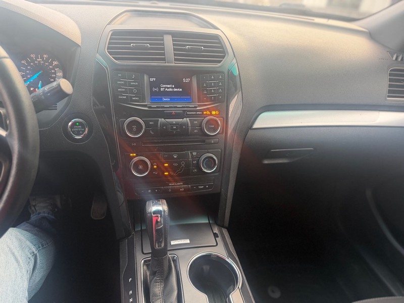 Ford Explorer Vehicle Full-screen Gallery Image 8