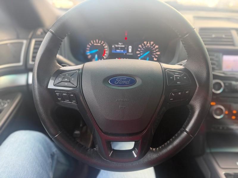 Ford Explorer Vehicle Full-screen Gallery Image 11