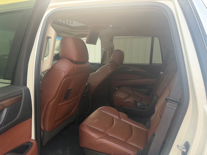 Cadillac Escalade Vehicle Full-screen Gallery Image 6