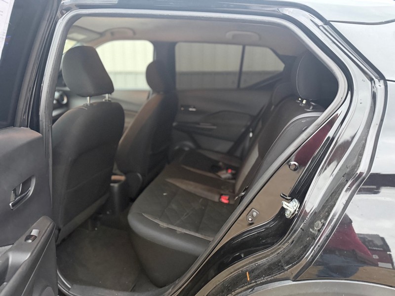 Nissan Kicks Vehicle Full-screen Gallery Image 5