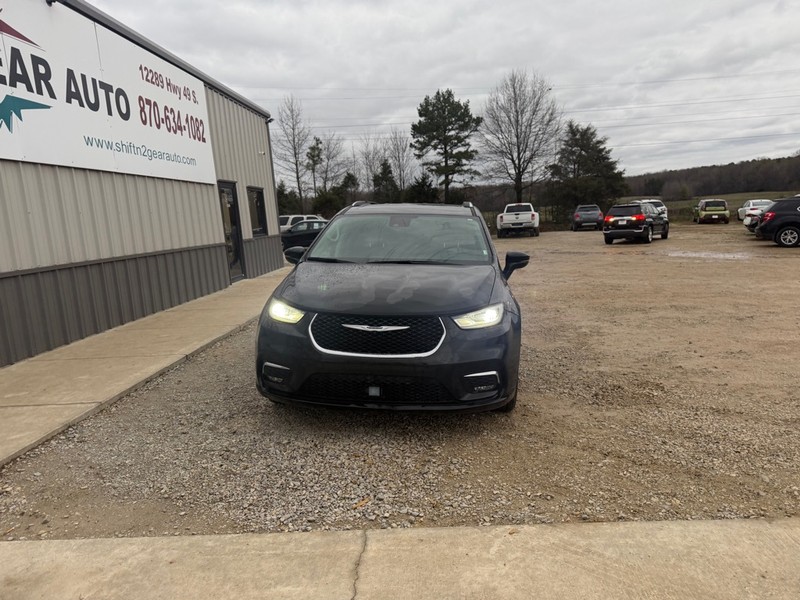 Chrysler Pacifica Vehicle Full-screen Gallery Image 2