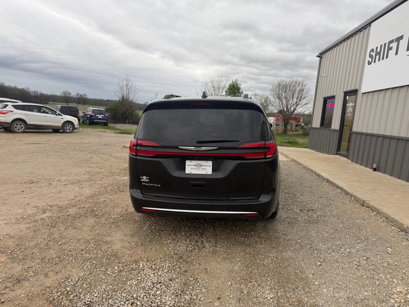 Chrysler Pacifica Vehicle Full-screen Gallery Image 4