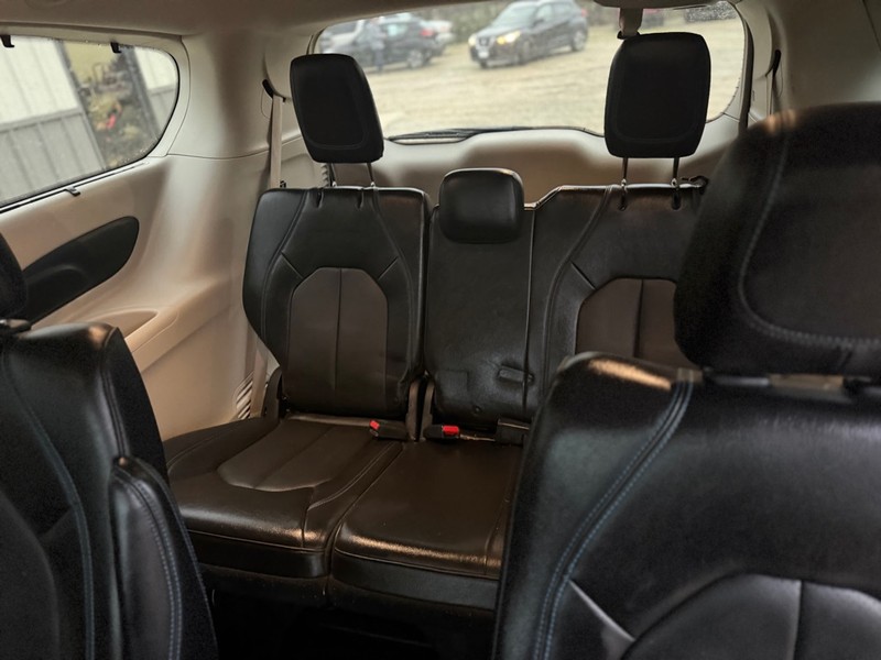 Chrysler Pacifica Vehicle Full-screen Gallery Image 5