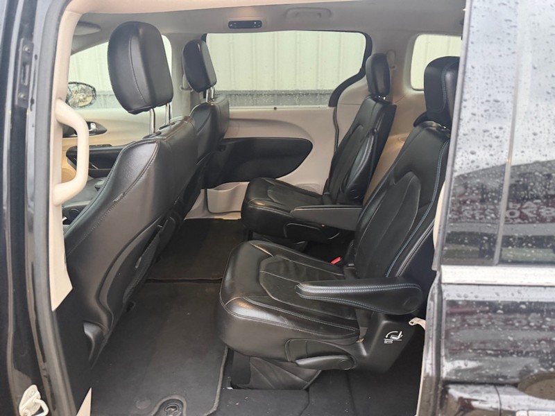 Chrysler Pacifica Vehicle Full-screen Gallery Image 6