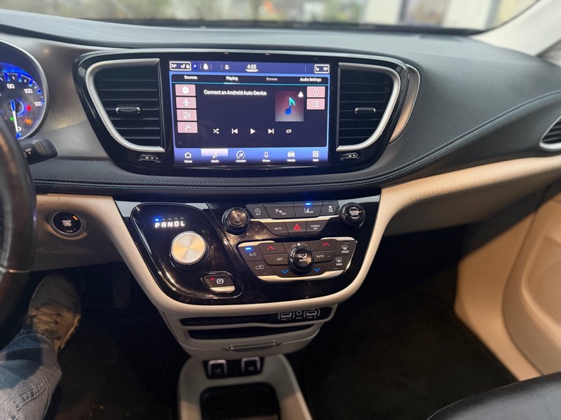 Chrysler Pacifica Vehicle Full-screen Gallery Image 8