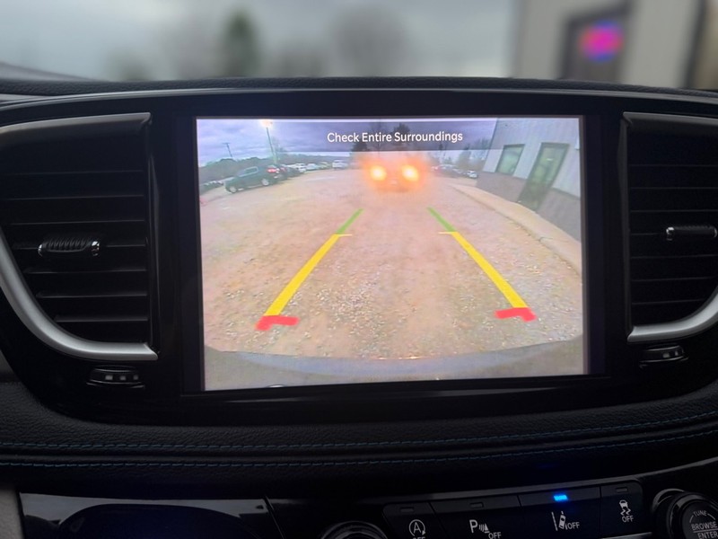 Chrysler Pacifica Vehicle Full-screen Gallery Image 9