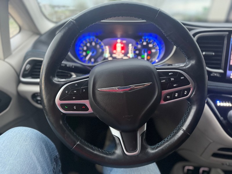 Chrysler Pacifica Vehicle Full-screen Gallery Image 10