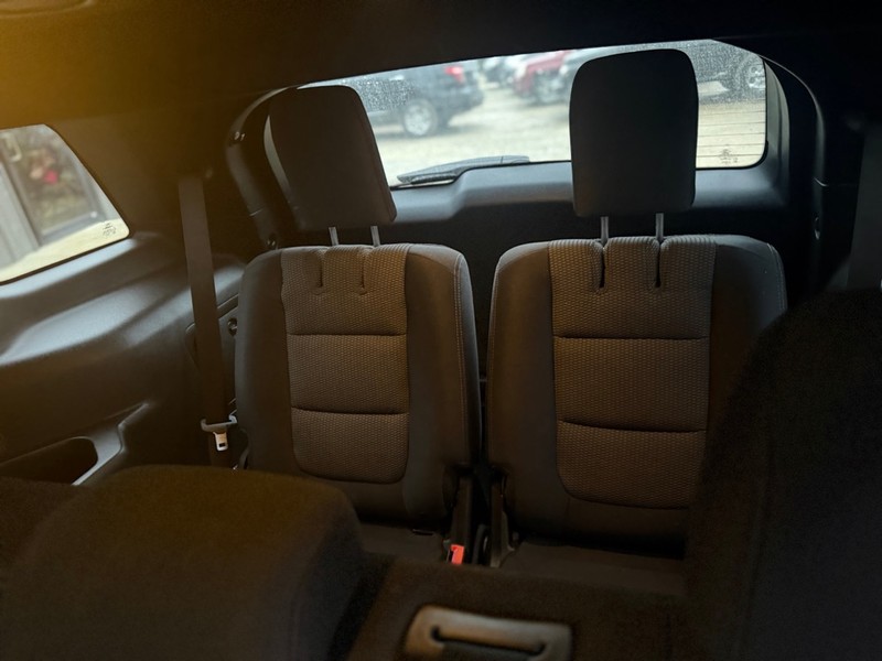 Ford Explorer Vehicle Full-screen Gallery Image 5