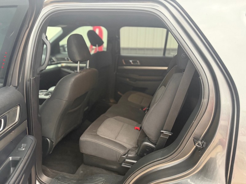 Ford Explorer Vehicle Full-screen Gallery Image 6