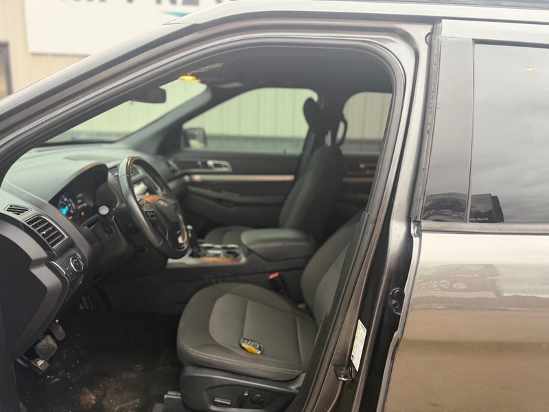 Ford Explorer Vehicle Full-screen Gallery Image 7