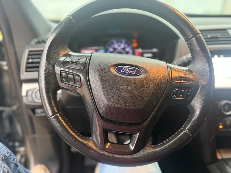 Ford Explorer Vehicle Full-screen Gallery Image 11