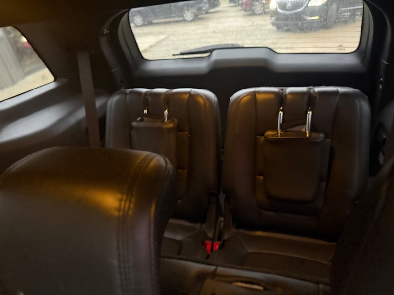 Ford Explorer Vehicle Full-screen Gallery Image 5