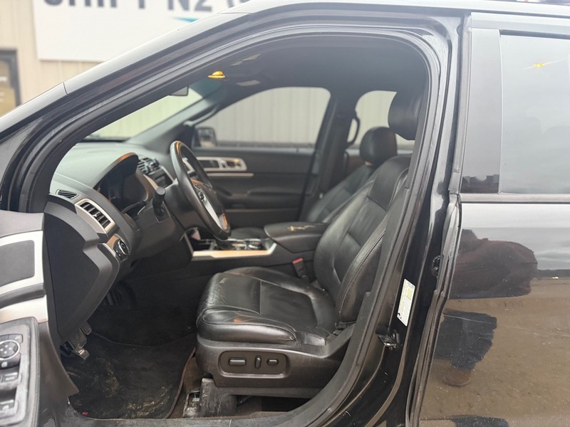 Ford Explorer Vehicle Full-screen Gallery Image 7