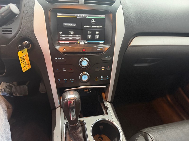 Ford Explorer Vehicle Full-screen Gallery Image 8