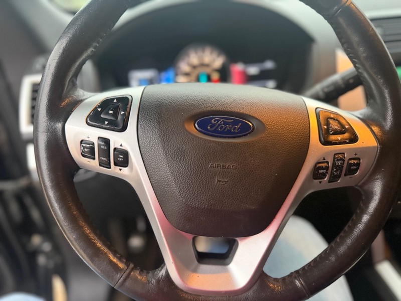 Ford Explorer Vehicle Full-screen Gallery Image 11