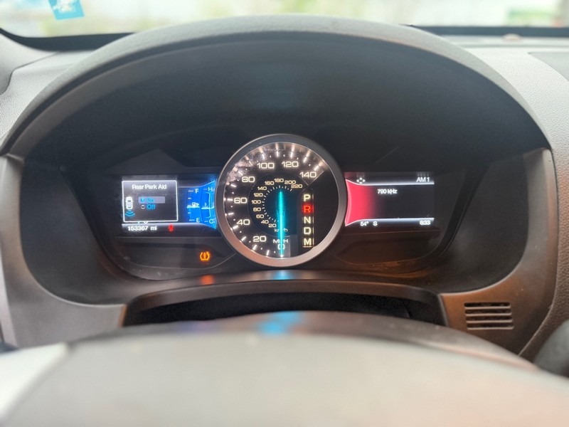 Ford Explorer Vehicle Full-screen Gallery Image 12