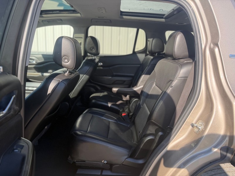 GMC Acadia Vehicle Full-screen Gallery Image 6