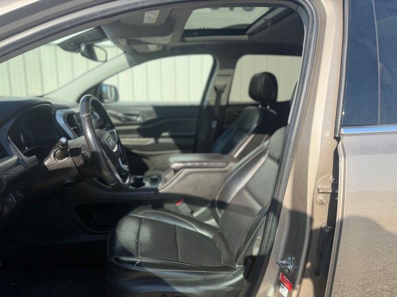 GMC Acadia Vehicle Full-screen Gallery Image 7