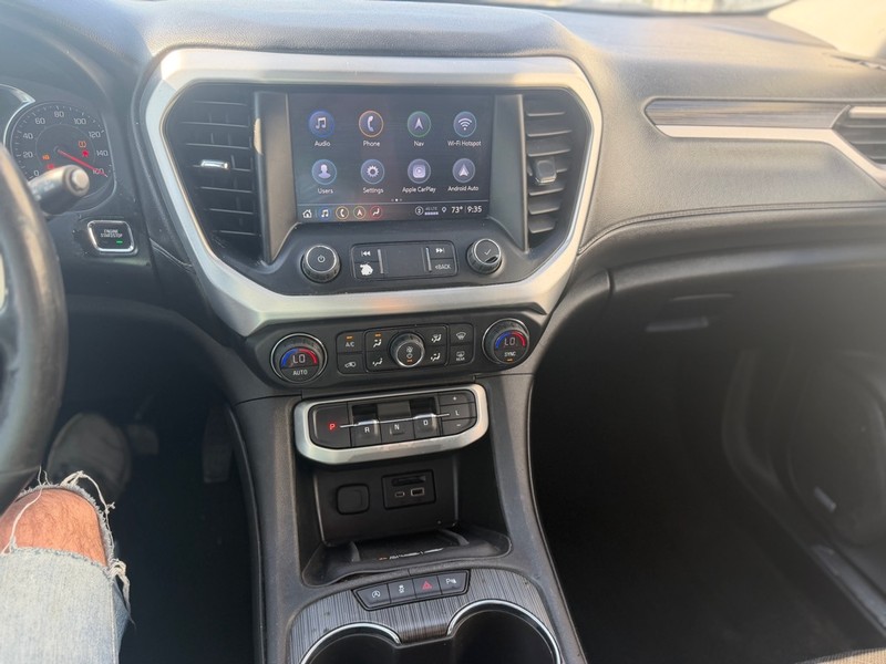GMC Acadia Vehicle Full-screen Gallery Image 8