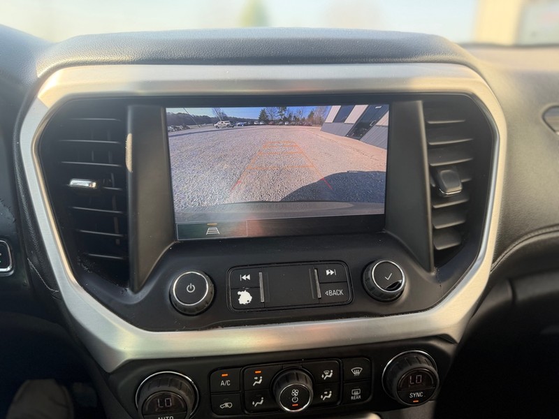 GMC Acadia Vehicle Full-screen Gallery Image 9