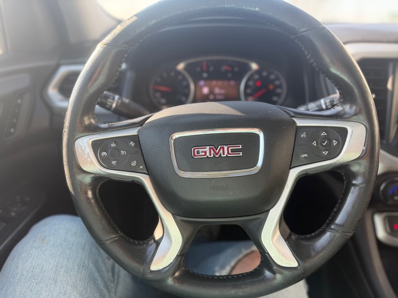 GMC Acadia Vehicle Full-screen Gallery Image 10