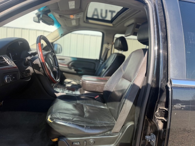 Cadillac Escalade Vehicle Full-screen Gallery Image 7