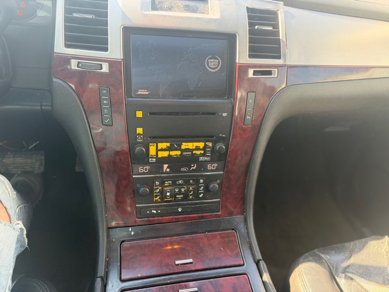 Cadillac Escalade Vehicle Full-screen Gallery Image 8