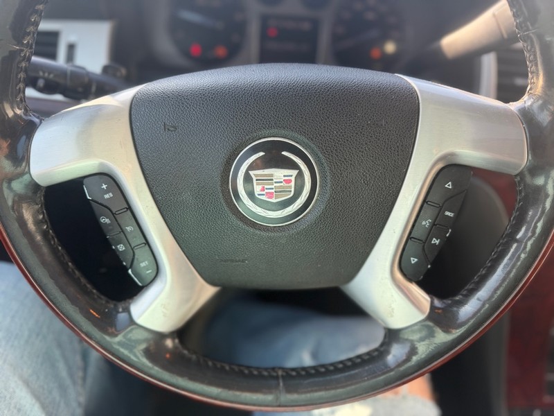 Cadillac Escalade Vehicle Full-screen Gallery Image 9