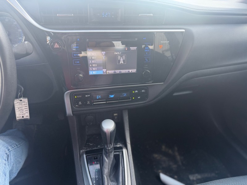 Toyota Corolla Vehicle Full-screen Gallery Image 7