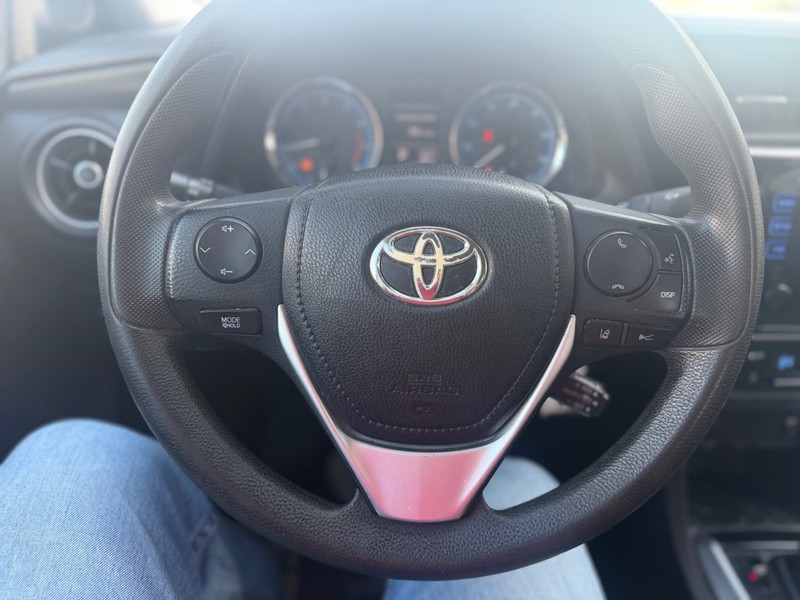 Toyota Corolla Vehicle Full-screen Gallery Image 9