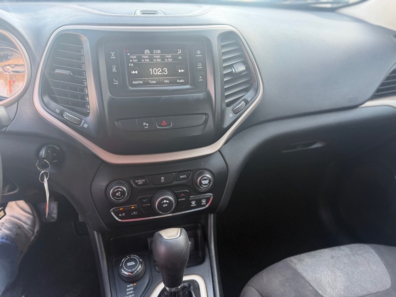 Jeep Cherokee Vehicle Full-screen Gallery Image 7