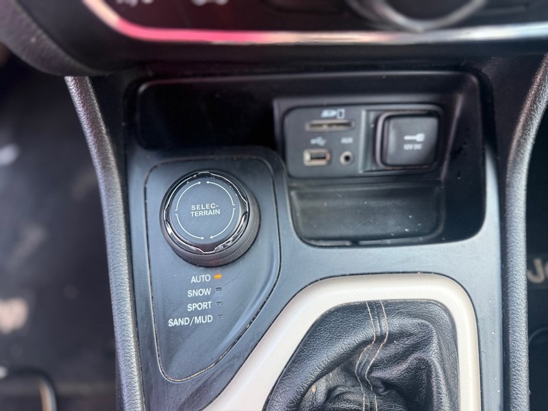 Jeep Cherokee Vehicle Full-screen Gallery Image 9